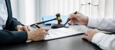 İş kadını ve erkek avukat veya hakim danışmanlığı ve konferansı hukuk firması, hukuk ve hukuk hizmetleri kavramında müvekkil ile takım toplantısı yapmak.