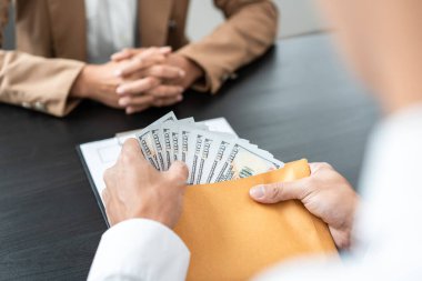 İşveren, emlak konusunda yolsuzluk yaparken sözleşmeyi imzalaması için bir işadamına anlaşma teklif ediyor.