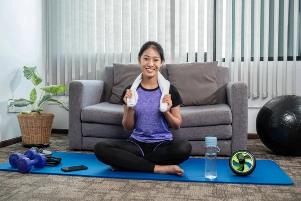 Mujer Joven Ropa Deportiva Sienta Estera Para Preparar Ejercicio Yoga — Foto de Stock