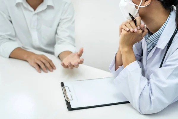 Una Doctora Máscara Médica Está Escuchando Síntoma Del Paciente Durante — Foto de Stock