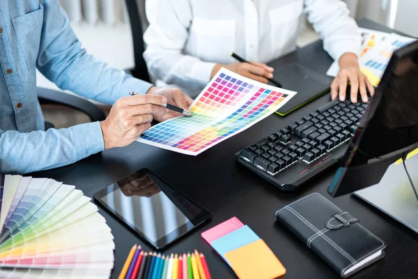 Diseñador Gráfico Equipo Trabajando Documento Carta Colores Para Lluvia Ideas —  Fotos de Stock