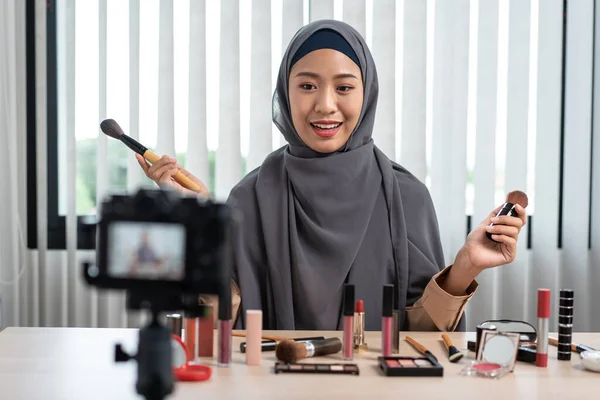 Woman Muslim Blogger Είναι Παρούσα Συνθέτουν Tutorial Ομορφιά Καλλυντική Κριτική — Φωτογραφία Αρχείου