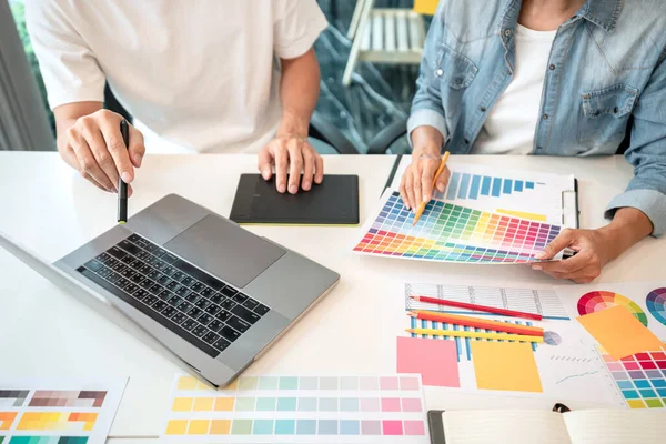 Zespół Kreatywnych Projektantów Graficznych Pracuje Nad Schematem Próbek Swatch Kolorów — Zdjęcie stockowe