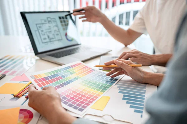カラー選択とグラフィックタブレット上の描画に取り組む2つのクリエイティブグラフィックデザイナーチーム 職場での創造性へのインスピレーションで選択着色のためのカラースウォッチサンプルチャート — ストック写真