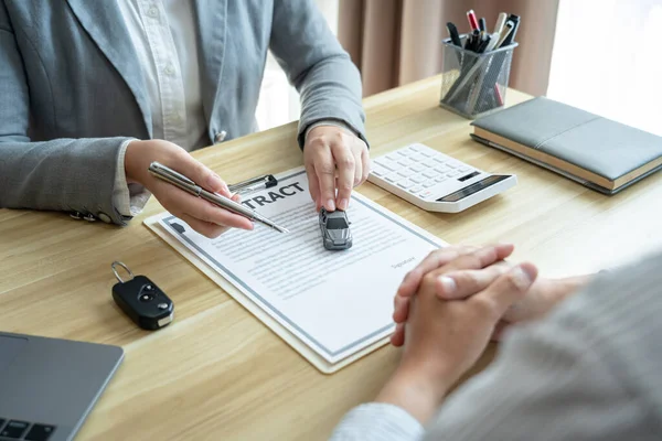 Car Dealer Manager Presenteren Klant Ondertekening Auto Document Contract Overeenkomst — Stockfoto