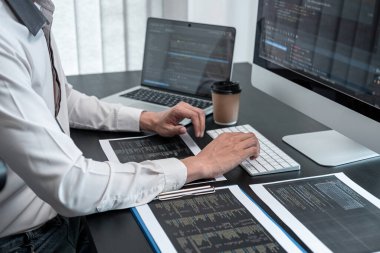 Masaüstü bilgisayarında yazılım geliştirme projesinde çalışan ve kodlama ve veri kodu parola güvenliği yazan erkek programcı.