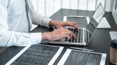 Masaüstü bilgisayarında yazılım geliştirme projesinde çalışan profesyonel programcı, kodlama yapıyor ve veri kodu şifresi güvenliği yazıyor.