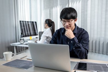 Masaüstü bilgisayarında yazılım geliştirme projelerinde çalışan iki profesyonel programcıdan oluşan bir ekip ve ofiste kodlama ve veri kodu parola güvenliği yazma işi.