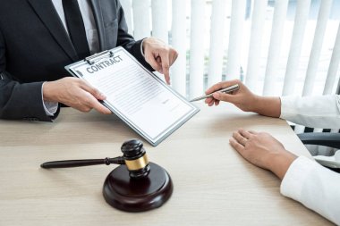 Erkek avukat ya da noter büro, hukuk ve hukuk hizmetleri kavramındaki iş kadını müşterisine danışmanlık ve tartışma.