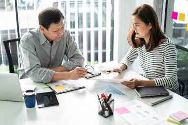 İş arkadaşları mali rapora ilişkin pazarlama planına danışma ve tartışma ve geliştirme için yatırım projesini analiz etme başarıya ulaştı.