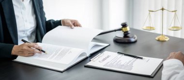 Erkek avukat ya da noter büro, hukuk ve hukuk hizmetleri kavramındaki iş kadını müşterisine danışmanlık ve tartışma.