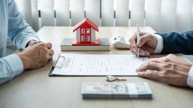 Emlak komisyoncusu müşteriye bir karar alma konusunda danışmanlık yapar. Sigorta sözleşmesi, ev modeli ipotek kredisi ve ev sigortası için sözleşme yapar..