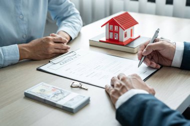 Emlak komisyoncusu müşteriye bir karar alma konusunda danışmanlık yapar. Sigorta sözleşmesi, ev modeli ipotek kredisi ve ev sigortası için sözleşme yapar..