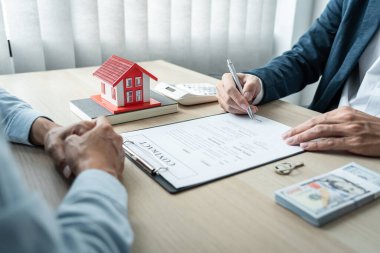 Emlak komisyoncusu müşteriye bir karar alma konusunda danışmanlık yapar. Sigorta sözleşmesi, ev modeli ipotek kredisi ve ev sigortası için sözleşme yapar..