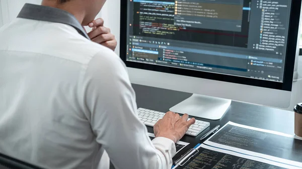 Programador Masculino Trabalhando Projeto Site Desenvolvimento Software Computador Desktop Fazendo — Fotografia de Stock