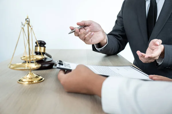 Mężczyzna Prawnik Lub Notariusz Pracujący Doradztwo Dyskusja Klientem Biznesowym Biurze — Zdjęcie stockowe