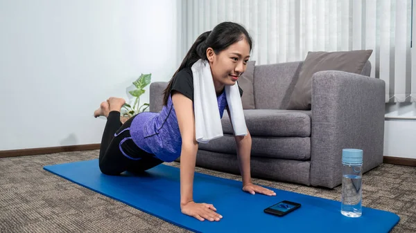 Mujer Ropa Deportiva Está Sentada Una Esterilla Para Hacer Ejercicio — Foto de Stock