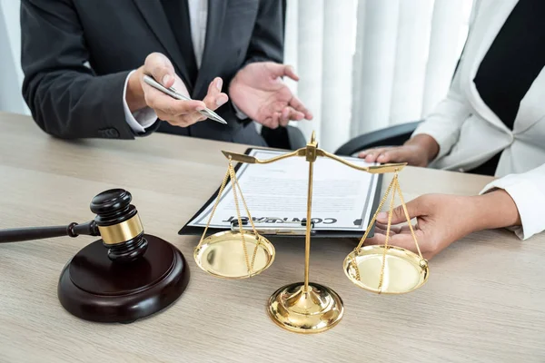 Erkek Avukat Kadını Danışmanlık Müzakere Yapıyor Ofisteki Bir Hukuk Firmasında — Stok fotoğraf