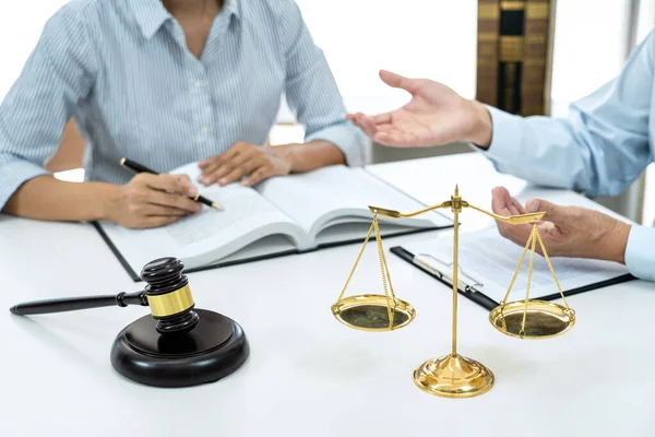 사무실에 사무적 고객에게 변호사나 변호사 와상의 토론하는 판사는 공의의 저울을 — 스톡 사진