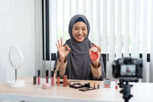 Woman Muslim Blogger Δείχνει Σήμερα Συνθέτουν Φροντιστήριο Ομορφιάς Καλλυντικό Προϊόν — Φωτογραφία Αρχείου