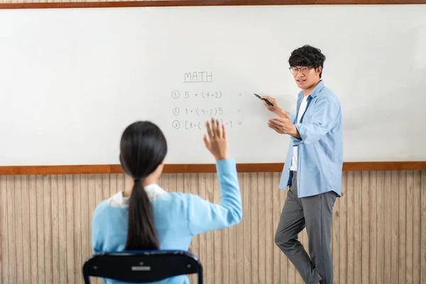 Beyaz Tahtanın Önünde Duran Erkek Öğretmen Öğrenciyi Soru Sormak Için — Stok fotoğraf