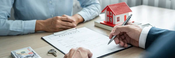 Immobilienmakler Makler Beratung Des Kunden Einer Entscheidungsfindung Unterzeichnen Versicherungsformular Vertrag — Stockfoto