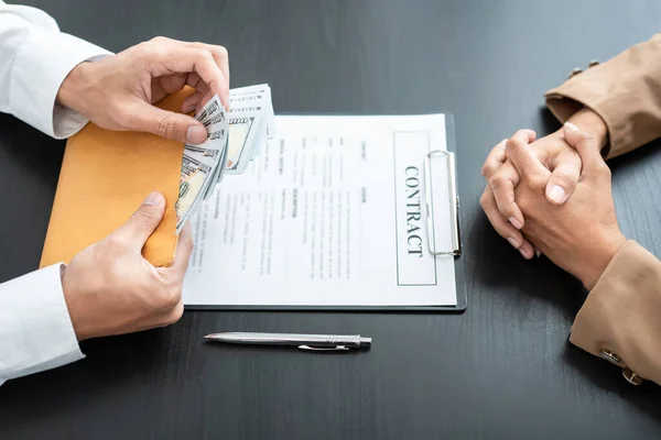 Empregador Propina Oferece Termos Empresário Para Assinar Contrato Enquanto Faz — Fotografia de Stock