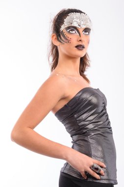 esmer fütüristik makyaj ile