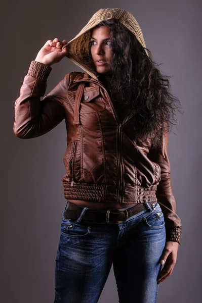 Mujer feliz en chaqueta de cuero y jeans —  Fotos de Stock