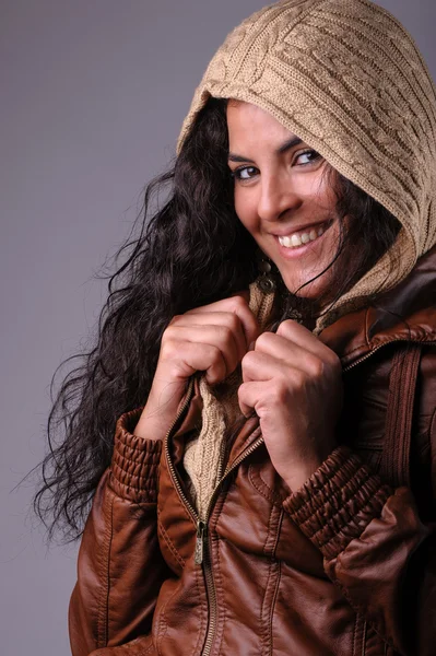 Femme heureuse en veste en cuir et pull en laine Image En Vente