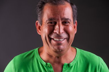 mutlu ve gülümseyen adam bakmak