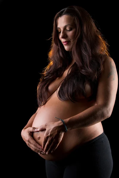 Pregnant woman smiling making a heart — Stock Photo, Image