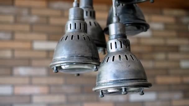 Vintage metal lysekrone mod mursten væg. – Stock-video