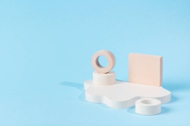 Ürün sunumu için minimum soyut kozmetik arka plan. Mavi arka planda kozmetik şişe podyumu. Pastel renkler, geometrik formlarla biçimlendirilmiş kompozisyon. Minimum konsept. Ürün modeli..