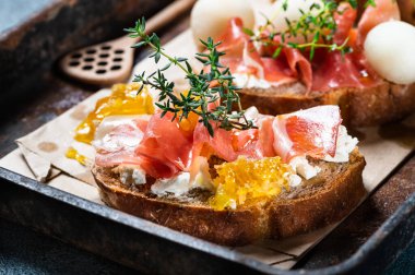 Prosciutto ve soslu pesto. Jambonlu, kavunlu ve ballı İspanyol mezesi. İtalyan pastası. Noel yemeği