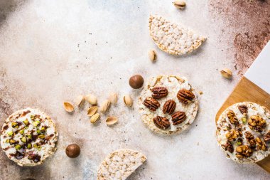 Ballı ve fındıklı pirinç keki. Sağlıklı kahvaltı. Ballı Macadamia fındığı. Vejetaryen kahvaltısı. Güzel kahvaltı manzarası. Pirinç tatlısı. Sağlıklı Noel tatlısı