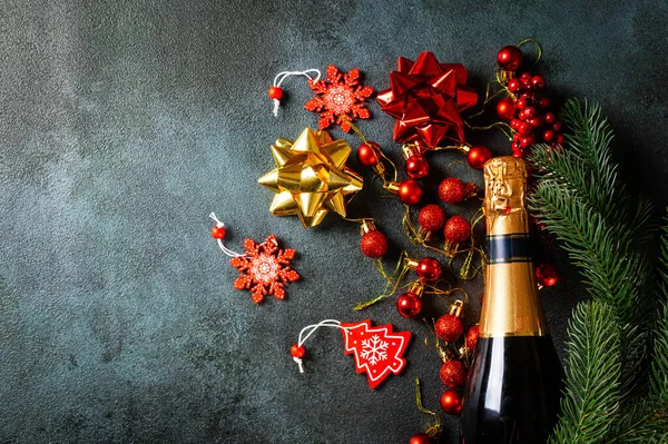 Σύνθεση Της Πρωτοχρονιάς Χρυσό Μπουκάλι Σαμπάνιας Και Χριστουγεννιάτικη Διακόσμηση Πρωτοχρονιά — Φωτογραφία Αρχείου