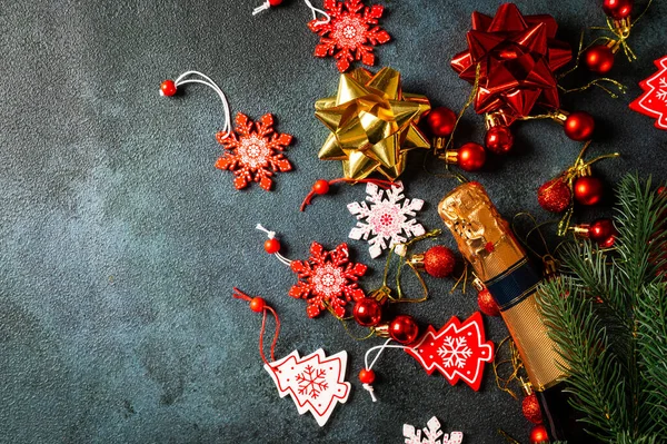 Újévi Kompozíció Arany Pezsgős Üveggel Karácsonyi Dekorációval Szilveszterkor Karácsonyi Lapos — Stock Fotó