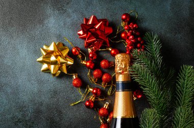 Altın şampanya şişesi ve Noel dekoruyla yeni yıl kompozisyonu. Yeni Yıl 'da. Noel beşiği. Yeni yıl 2022. Yeni yıl kavramı.