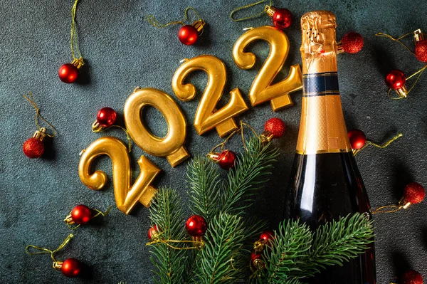 2022 Numery Butelką Szampana Wystrojem Szczęśliwego Nowego Roku Świątecznej Koncepcji — Zdjęcie stockowe