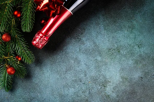 Újévi Kompozíció Pezsgős Üveggel Karácsonyi Dekorációval Szilveszterkor Karácsonyi Lapos 2022 — Stock Fotó