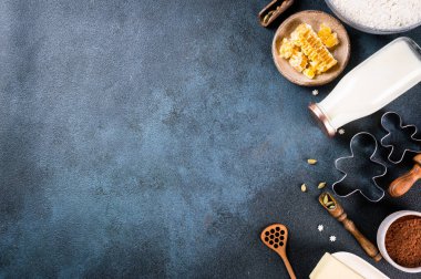 Noel pastası arka planı. Karanlık arka planda Noel yemeği pişirmek için gerekli malzemeler. Kopyalama alanı olan üst görünüm. Zencefilli kurabiye. Zencefilli kurabiye pişirmek. Kurabiyeler için çiğ gübre.
