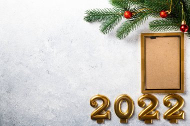 Noel fotoğraf çerçevesi, arka planda süsleme ile şablon oluşturur. Yukarıdan bak. Yeni yıl modeli. Şampanya şişesi ve dekorla yeni yıl kompozisyonu. Yeni yıl 2022.