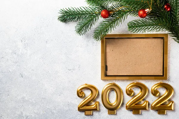 クリスマスの写真フレームは 光の背景に装飾とテンプレートをモックアップします 上からの眺め 新年のモックアップ シャンパンボトルと装飾と新年の組成 2022年 — ストック写真