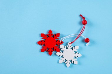 Noel arkaplanı. Kırmızı ve beyaz süslemeler mavi arkaplanda. Kopyalama alanı olan üst görünüm. Yeni Yıl 'da. Noel süsleriyle sade.