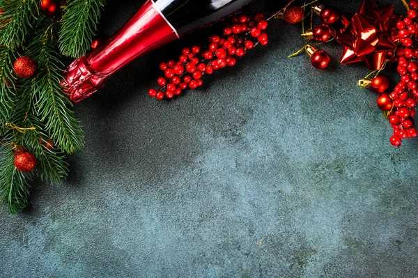 Karácsonyi képkeret gúnyolódni sablont dekoráció sötét háttérrel. Kilátás fentről. Újévi makett. Újévi kompozíció pezsgős üveggel és dekorációval. Új év 2022 — Stock Fotó