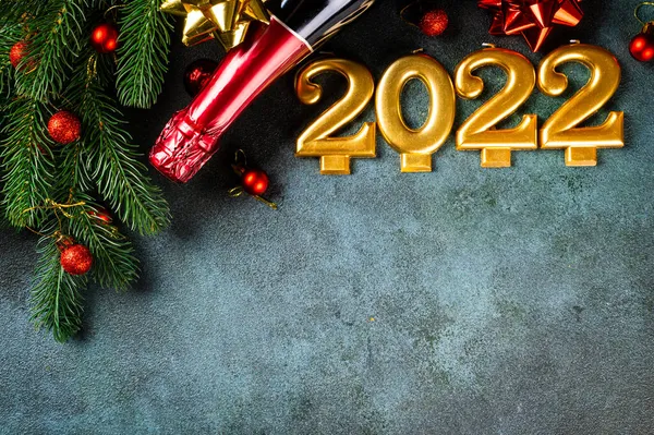 Şampanya şişesi ve dekorlu 2022 numara. Mutlu yıllar ve festival konsepti. Üst yatay görünüm, telif uzayı. Yeni Yıl 'da. Noel beşiği. Yeni yıl 2022. Yeni yıl kavramı. — Stok fotoğraf