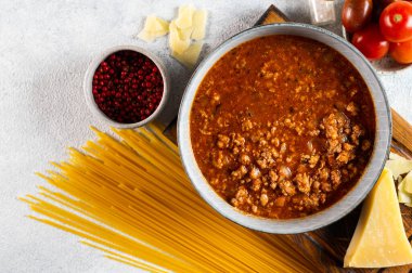 Hafif arka planda spagetti bolonez için malzemeler. Çiğ makarna bolonez. Düz makarna. İtalyan bolonezi. Yiyecek malzemeleri. Makarna üst görünümü