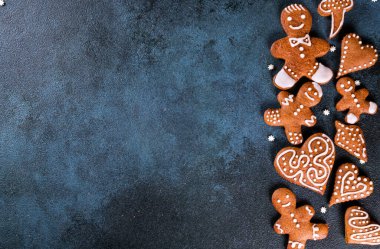 Zencefilli kurabiyeli Noel çerçevesi. Noel kurabiyeleri, fındık ve baharatlar. Uzayı metin için kopyala. Kış tatillerinin arka planı. Yeni yıl kompozisyonu. Yeni yıl 2022.