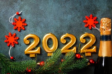 Şampanya şişesi ve dekorlu 2022 numara. Mutlu yıllar ve festival konsepti. Üst yatay görünüm telif uzayı. Yeni Yıl 'da. Noel beşiği. Yeni yıl 2022. Yeni yıl kavramı.